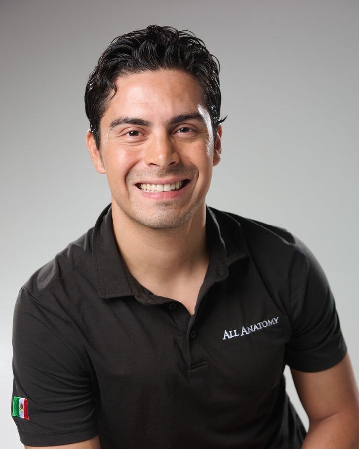Retrato de Edgar Delgado con polo de trabajo